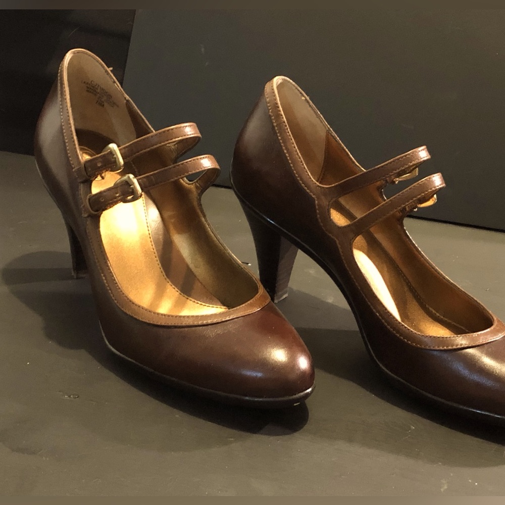 Circa Joan & David Luxe •  Patented Warm Brown  Leather • 3” Heel (Size 7.5)